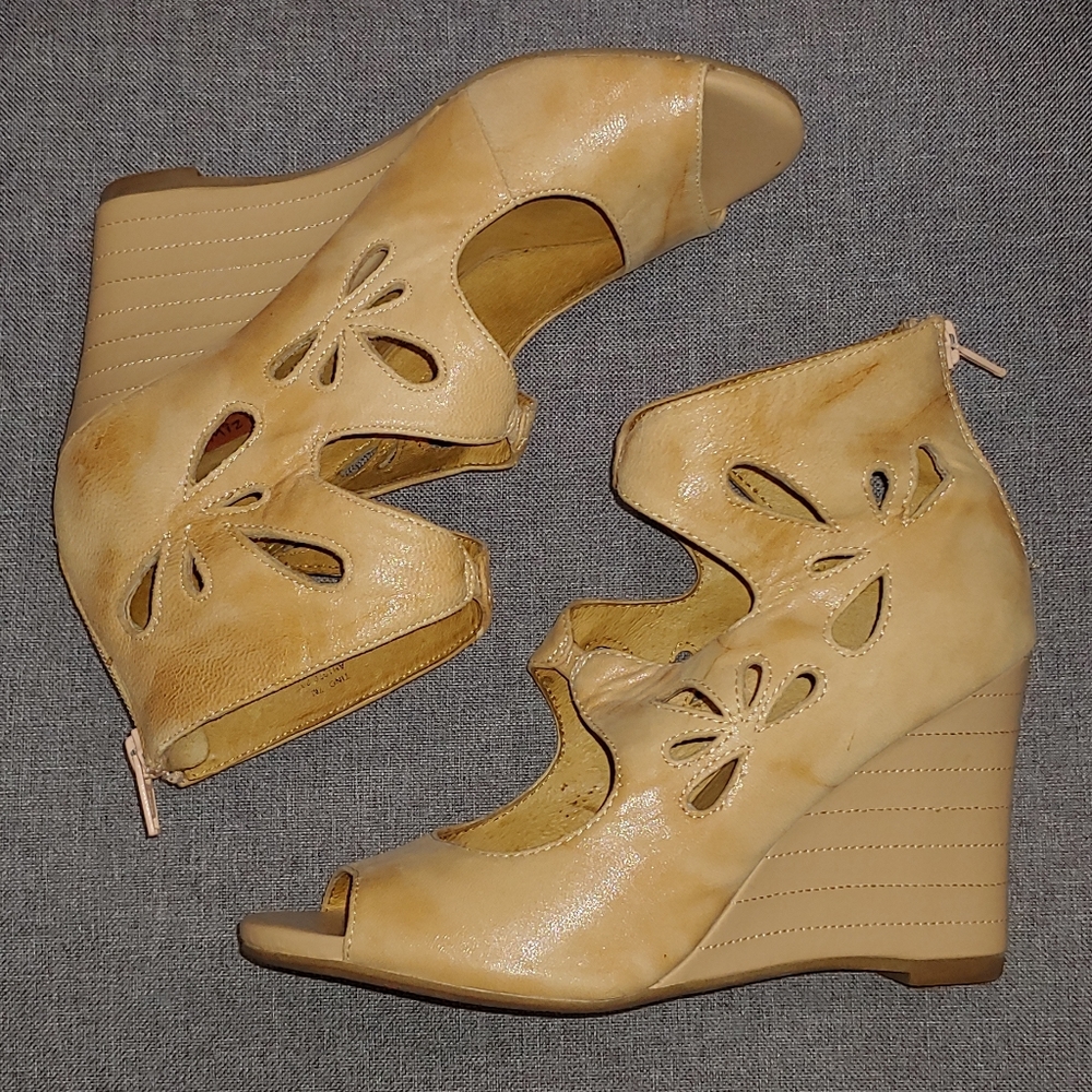 MIZ MOOZ Tino Cutout Wedge